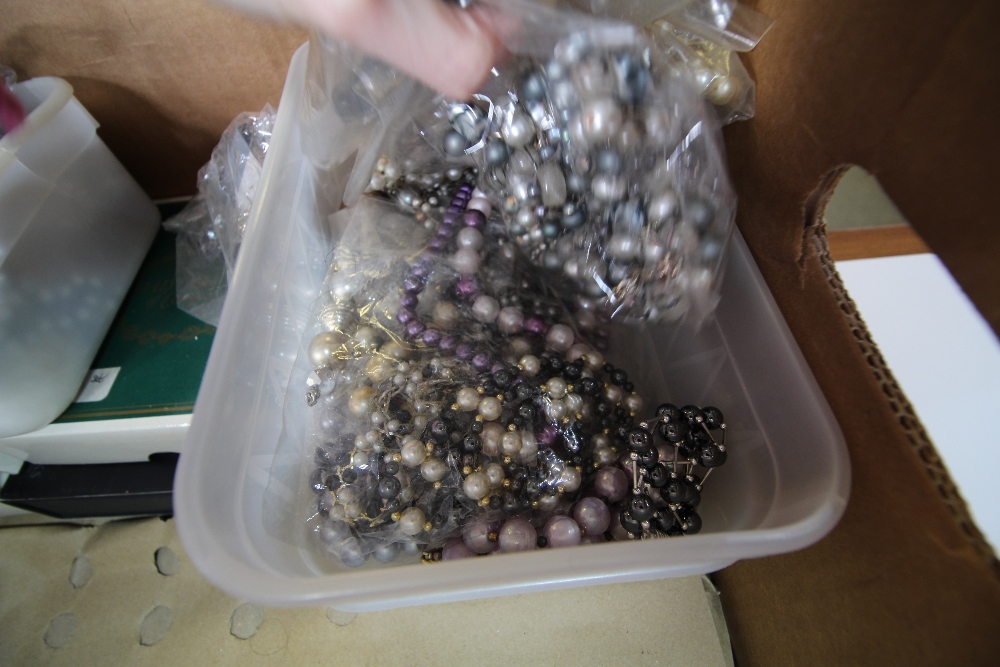 Quantity of mixed pearls, simulated pearl jewellery - Image 12 of 23