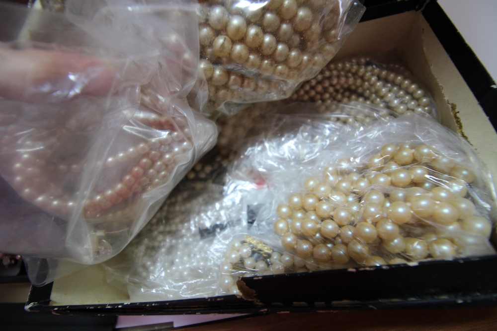 Quantity of mixed pearls, simulated pearl jewellery - Image 7 of 23