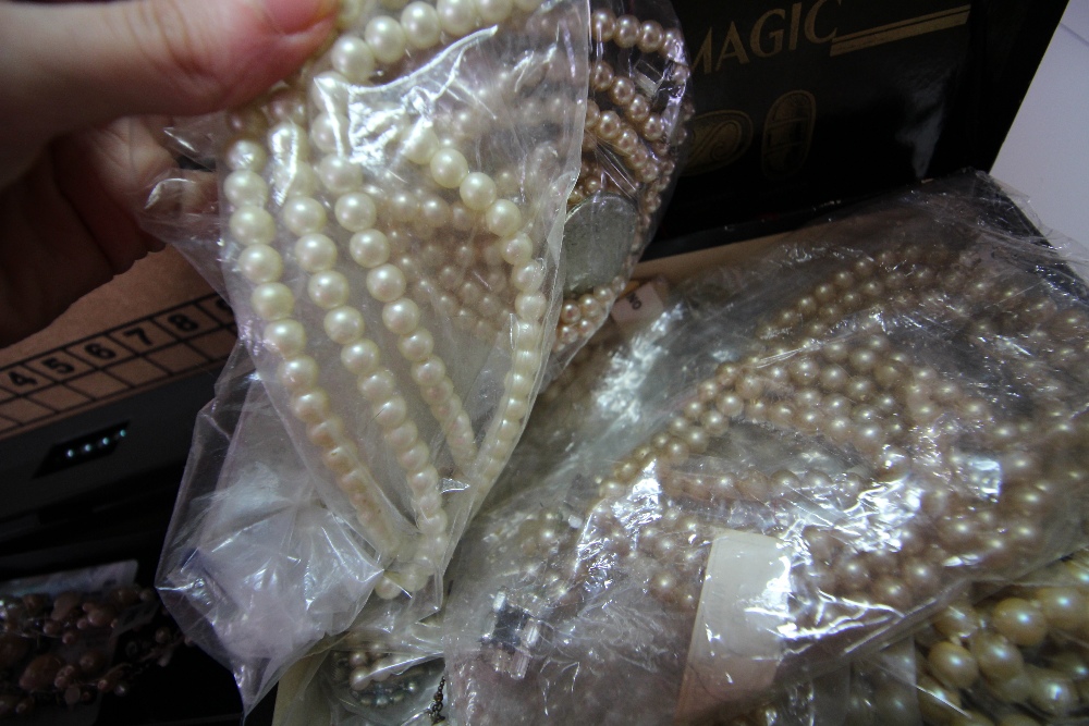 Quantity of mixed pearls, simulated pearl jewellery - Image 4 of 23