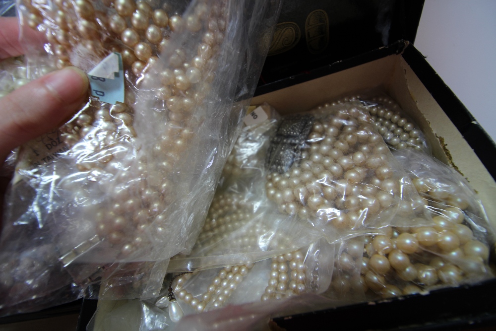 Quantity of mixed pearls, simulated pearl jewellery - Image 5 of 23