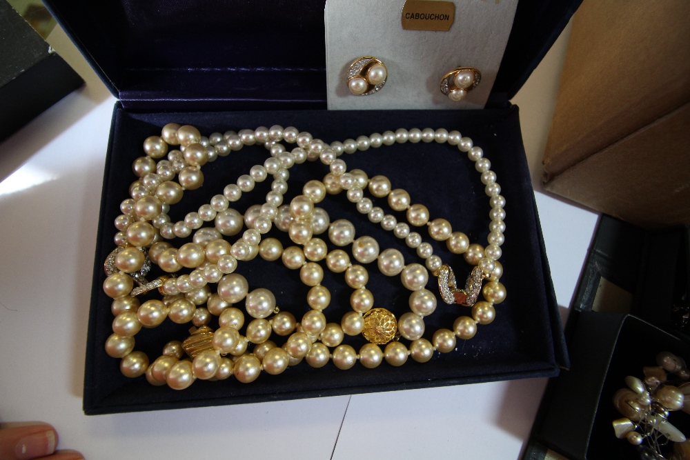 Quantity of mixed pearls, simulated pearl jewellery - Image 2 of 23