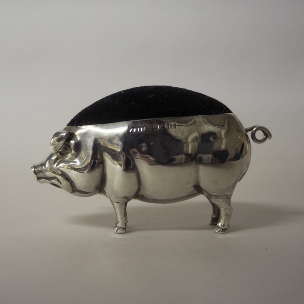 Edward VII silver 'Pig' pin cushion by Adie & Lovekin, Birmingham 1906, 4cm high