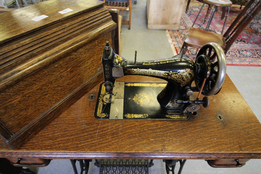 Singer Sewing Machine - Image 2 of 2