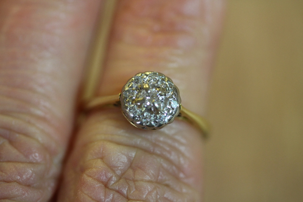 18ct Gold Diamond Cluster Ring - Image 2 of 2