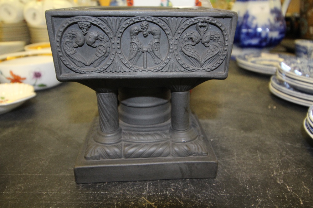 Copeland black basalt Winchester Cathedral font - Image 6 of 15