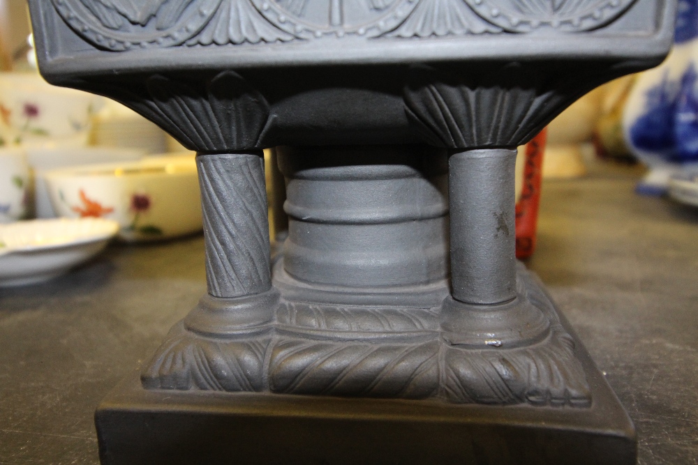 Copeland black basalt Winchester Cathedral font - Image 9 of 15