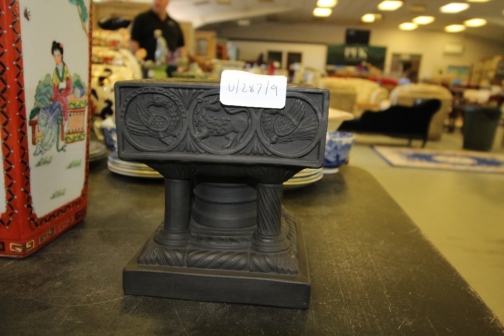 Copeland black basalt Winchester Cathedral font - Image 15 of 15