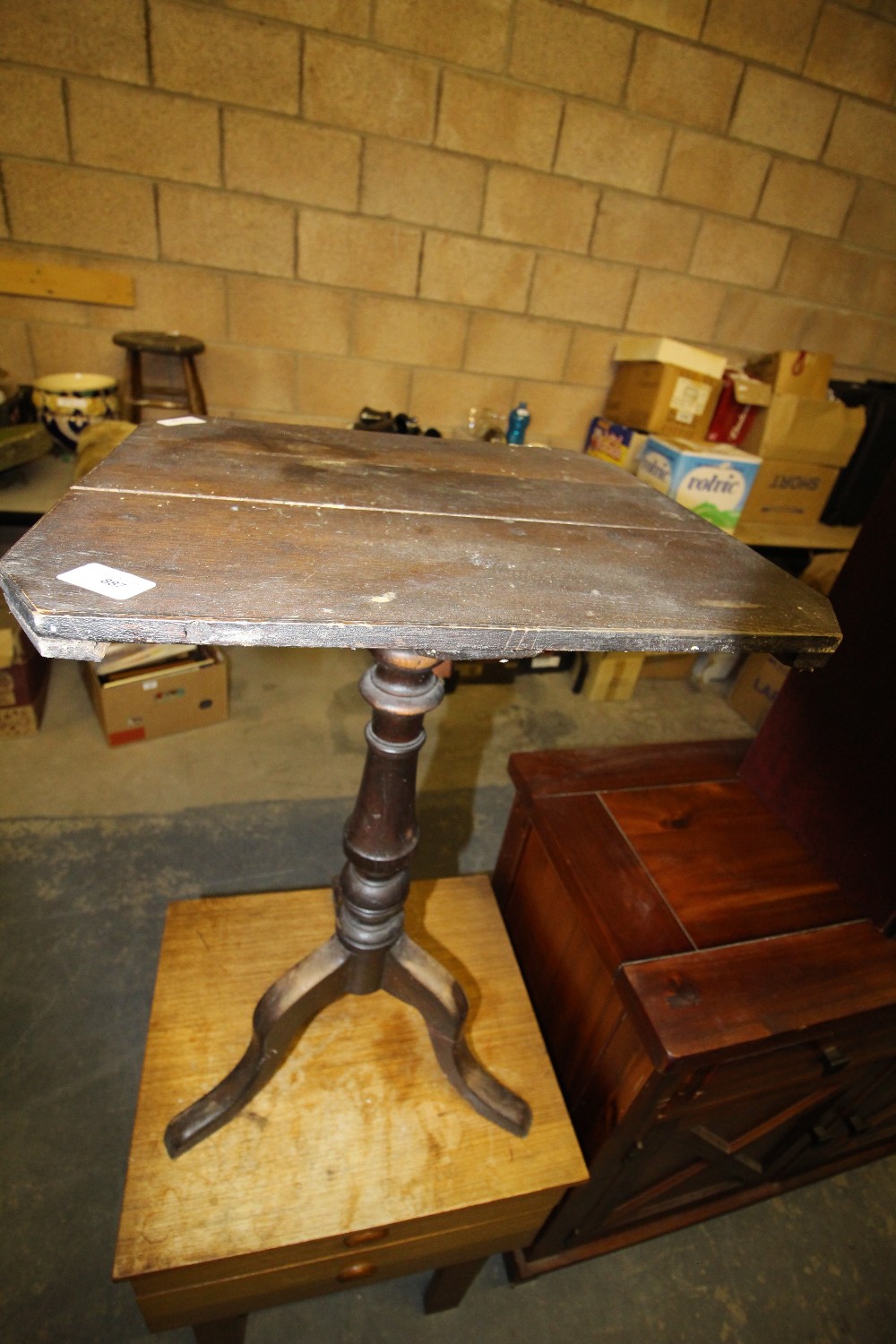 Victorian pedestal lamp table