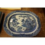 19th Century blue and white ashette of chinoiserie design