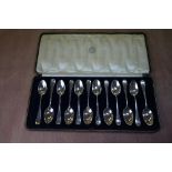 Set of 12 George V silver Old English Pattern teaspoons in fitted case, retailed by Tassiers