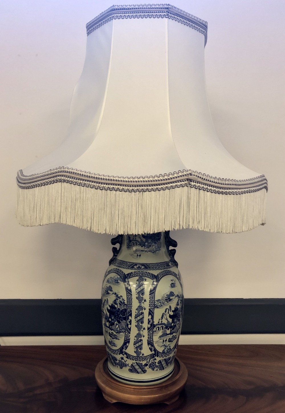 Chinese style blue and white pottery electric table lamp with wooden base and shade, 86cm high