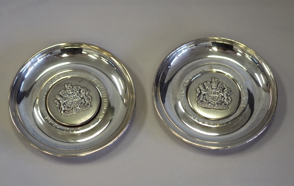 Pair Elizabeth II silver Jubilee pin dishes, London 1977, 10cm diameter, combined weight 141g