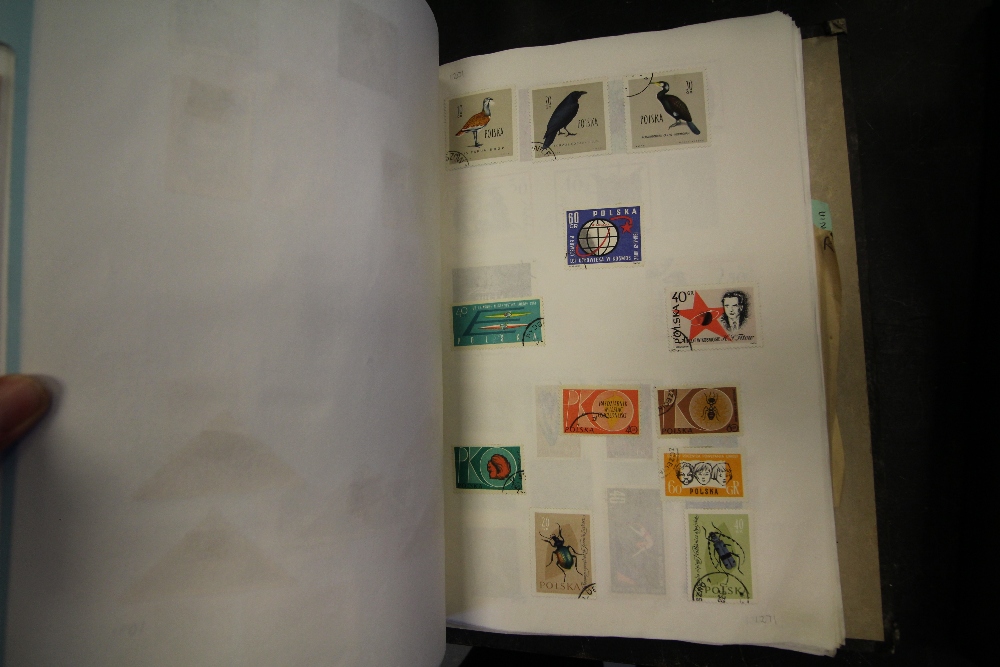 2 arch level files of worldwide stamps and ring binder of Hungarian stamps - Image 6 of 9