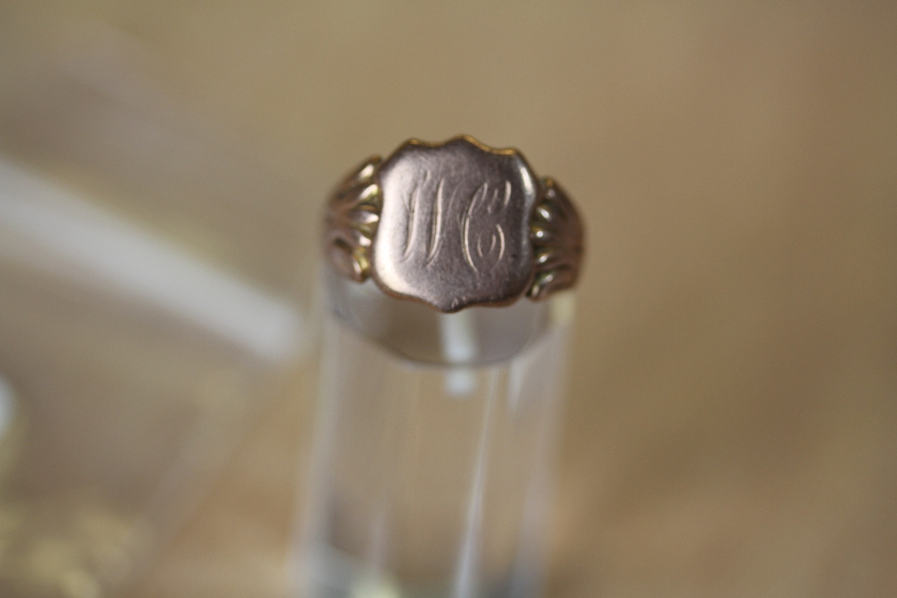 9ct gold signet ring, 5.3g