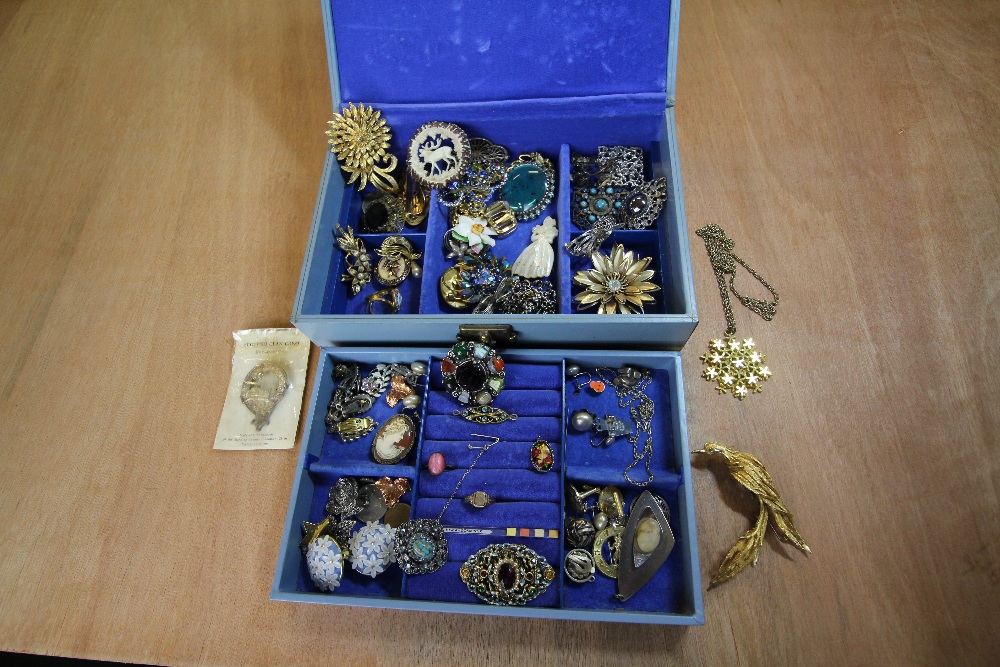 Jewellery box of misc. jewellery, costume brooches