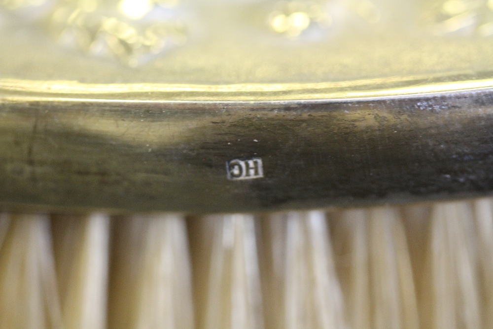 Chinese /Hong Kong white metal embossed 4pc brush set - Image 4 of 6