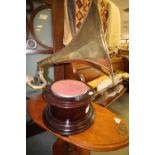 Reproduction gramophone with horn