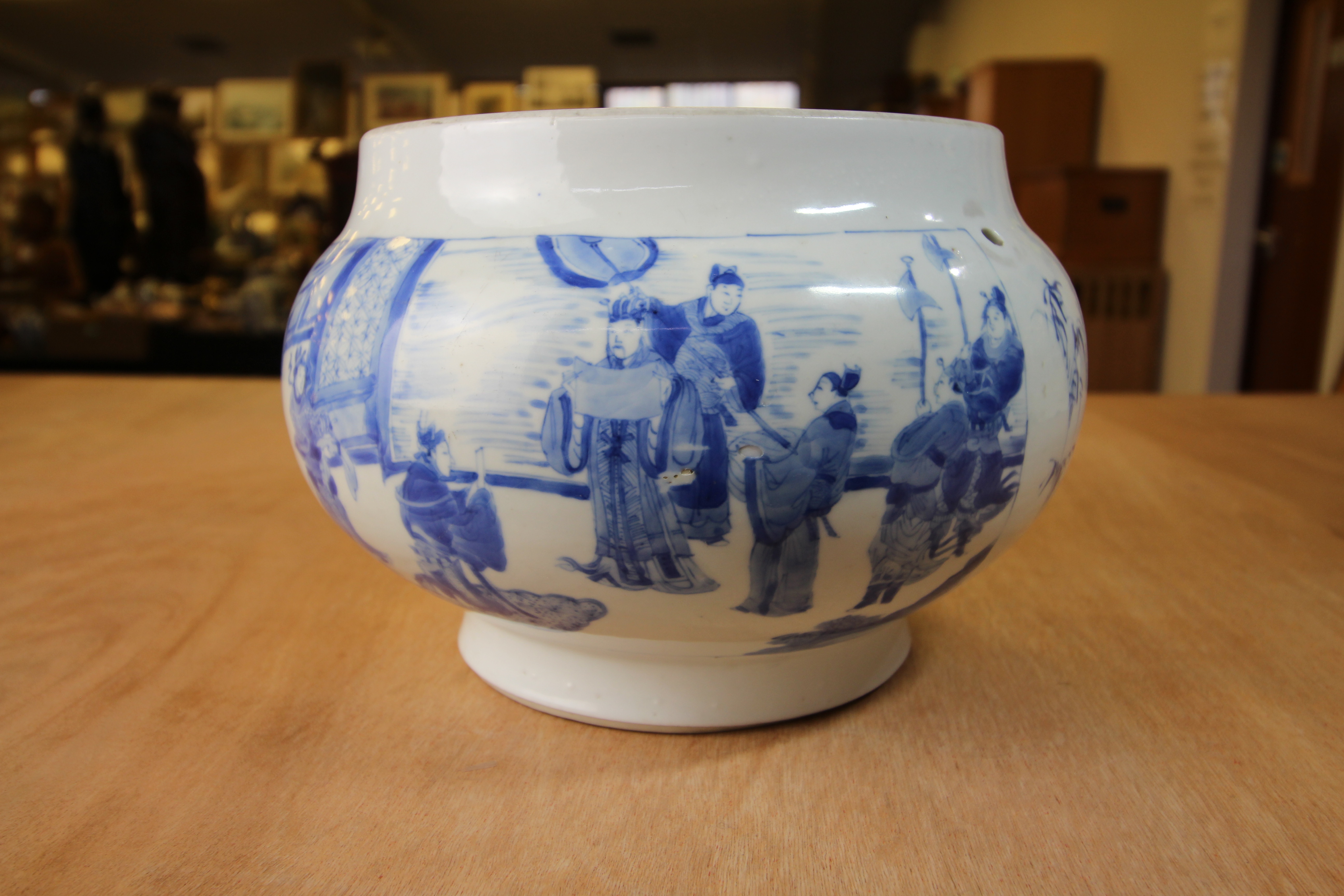 Chinese blue and white cauldron with sonorous stone mark (A/F - large chip on inner rim)