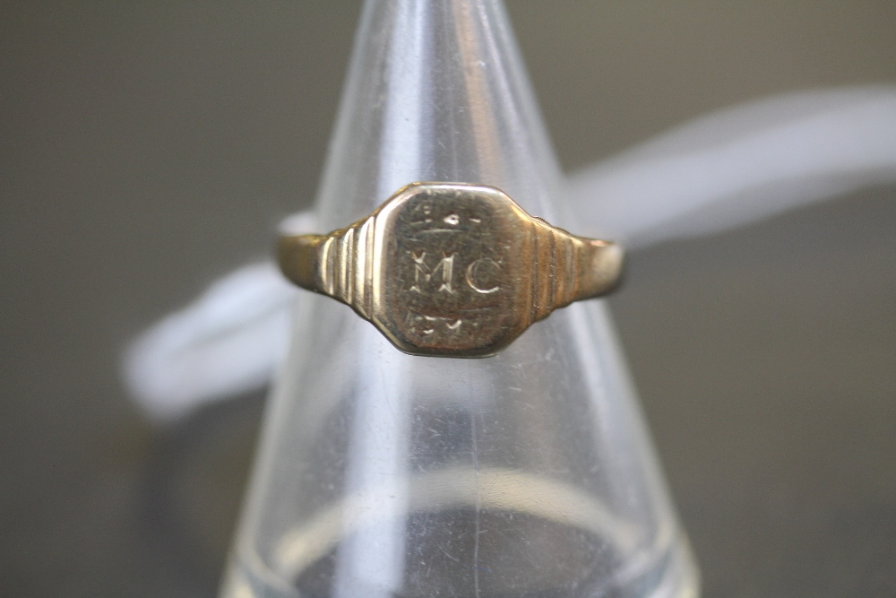 9ct Gold Signet Ring - Rubbed Markings - 1.7g