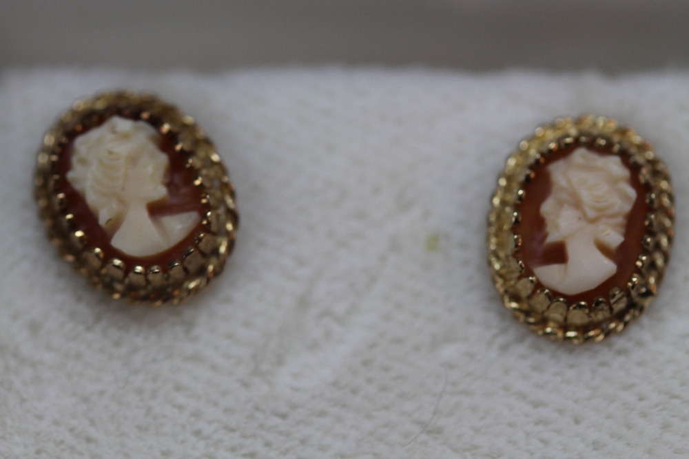 Yellow metal and cameo earrings - Image 3 of 3