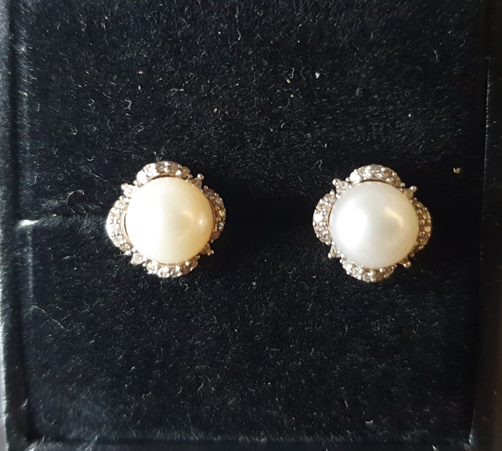 14ct Pearl & dia Earrings and 14ct Pearl Necklace - Image 2 of 3