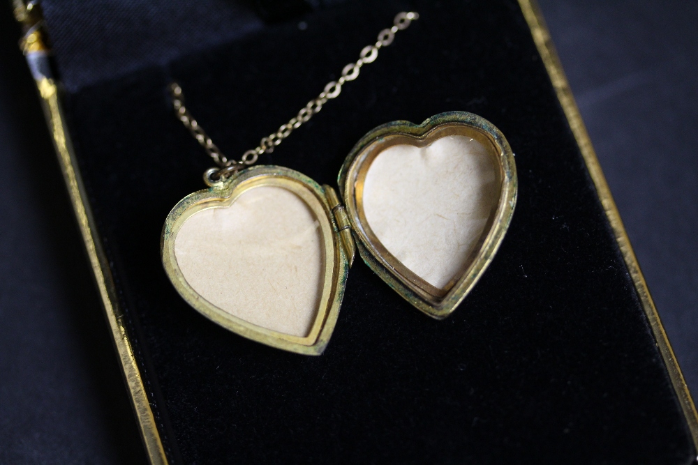 Heart shaped locket pendant marked 9ct front & Back with 9ct gold chain 6grams gross weight - Image 2 of 4