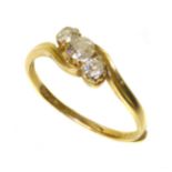 18ct gold three-stone diamond ring, gold weight 2.8g. Condition reports are not availabe for our