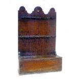 Early 19th century oak spoon rack, boarded back with fretted decoration, two rows of spoon hooks,