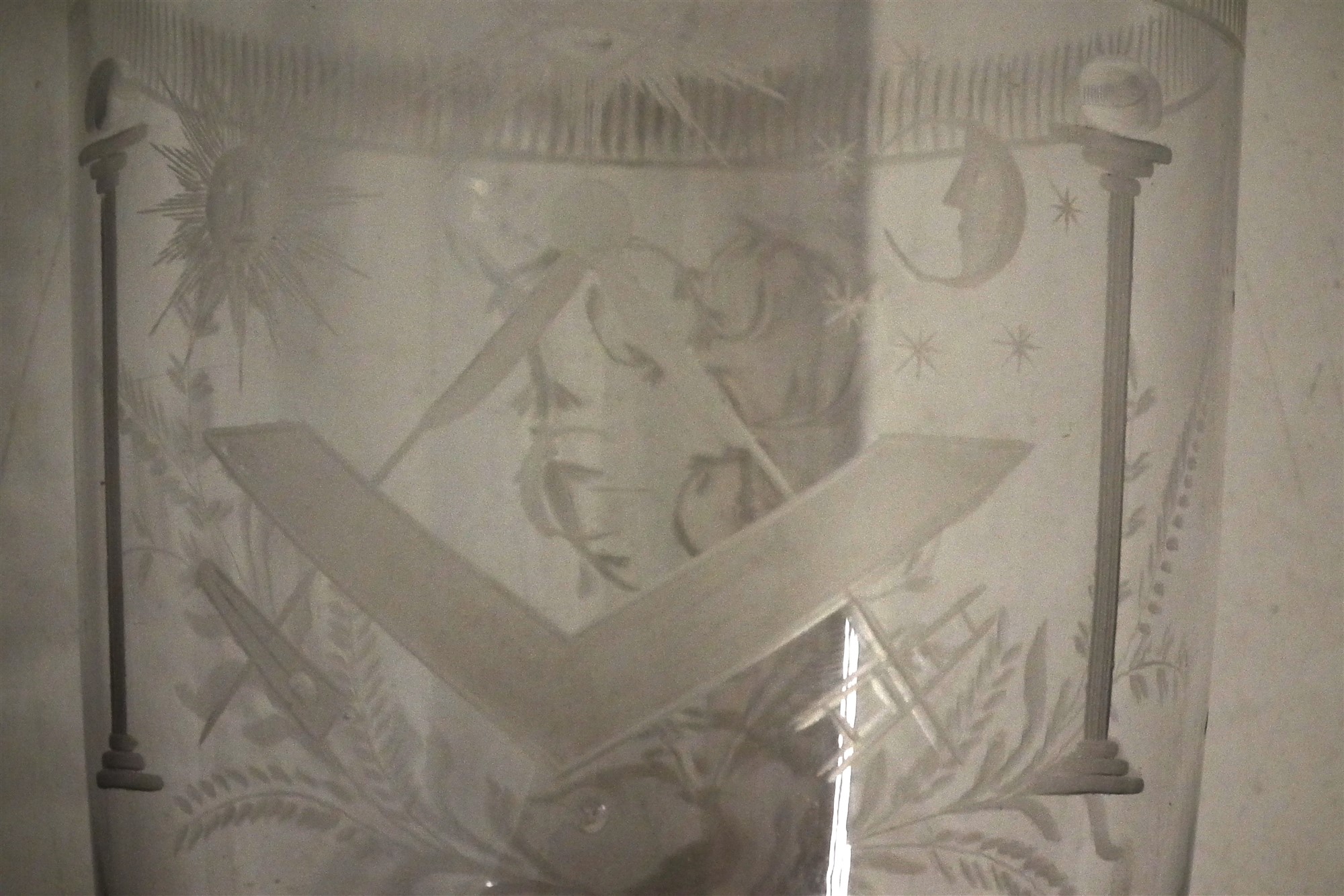 Masonic glass beaker, engraved with dividers surrounding the letter 'G' sun and moon and twin - Image 4 of 5