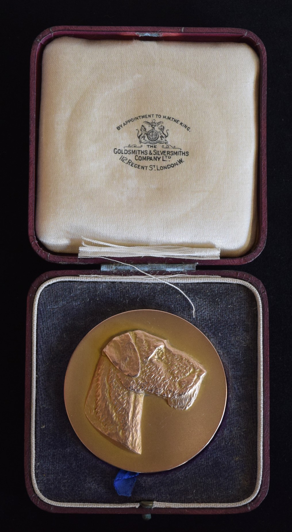 9ct gold National Airedale Terrier Association medal. - Image 2 of 2