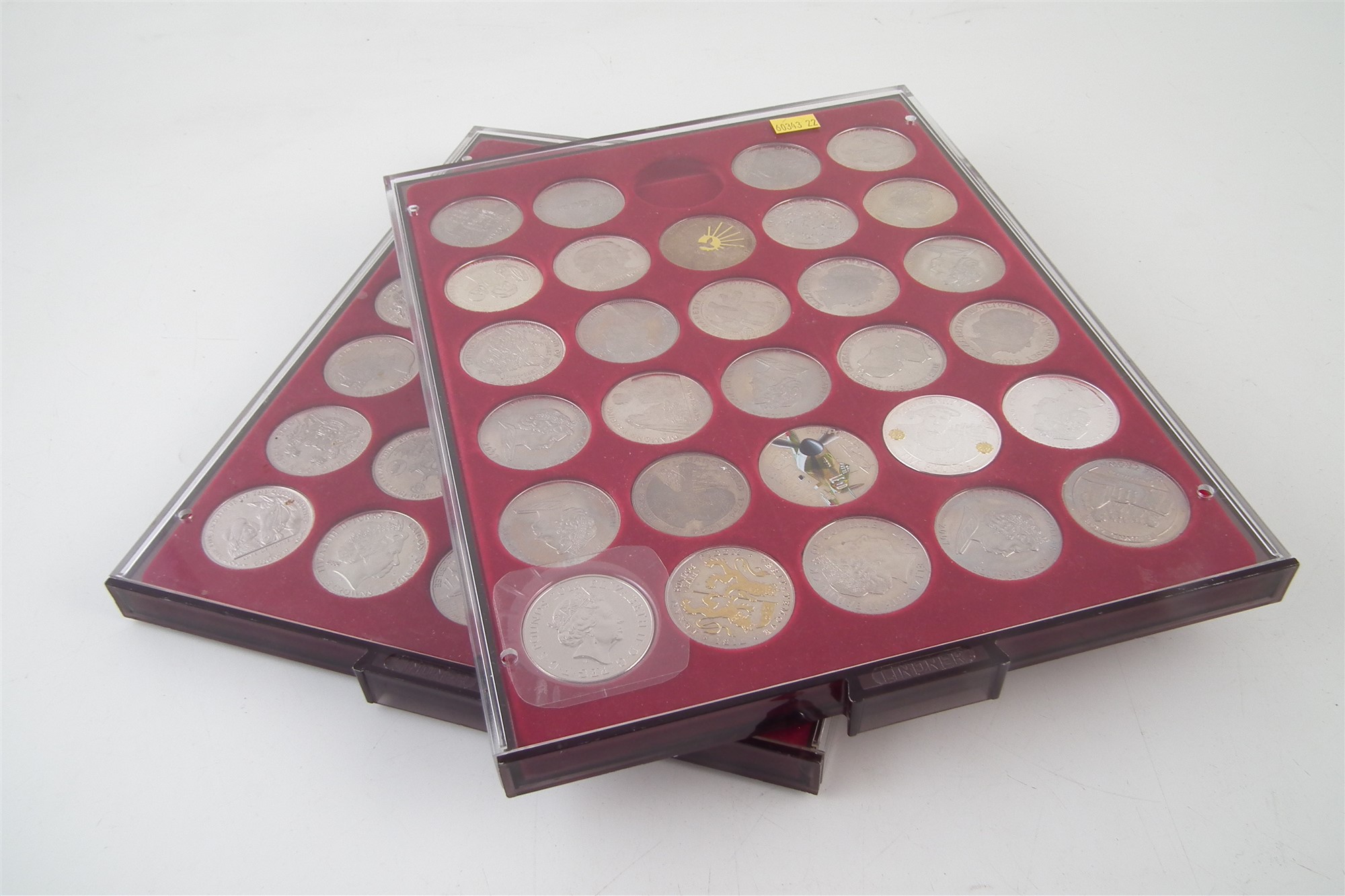 Two trays of Queen Elizabeth II Commemorative coins including Five Crowns etc. - Image 6 of 6