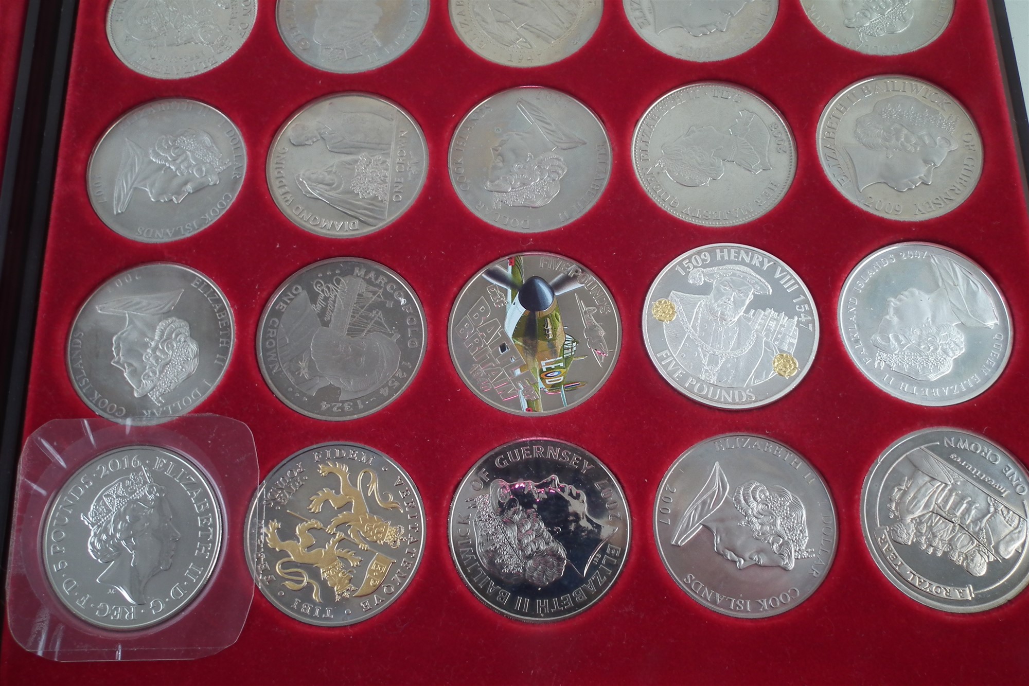 Two trays of Queen Elizabeth II Commemorative coins including Five Crowns etc. - Image 5 of 6