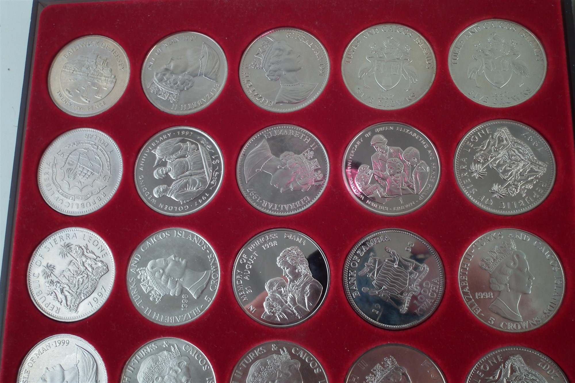 Two trays of Queen Elizabeth II Commemorative coins including Five Crowns etc. - Image 3 of 6
