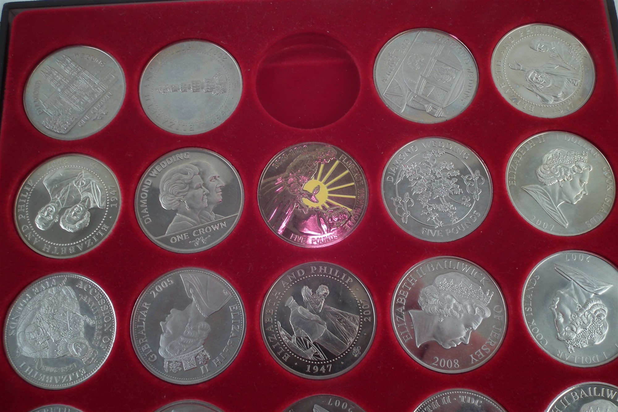 Two trays of Queen Elizabeth II Commemorative coins including Five Crowns etc. - Image 4 of 6