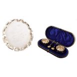 Boxed pair of small silver salt and spoons , crimped borders, 3 bun feet to each, marks for Hilliard