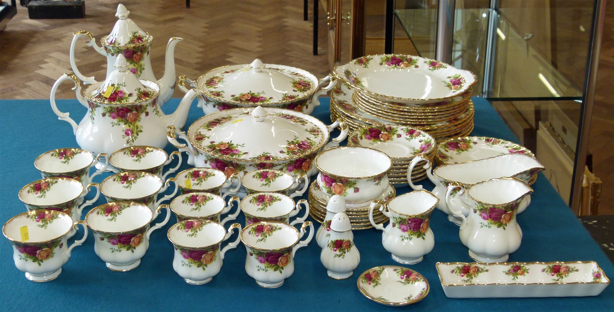 Royal Albert Old Country Roses pattern service (58 pieces) Condition reports are not available for