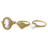 Three 18ct gold dress rings, to include a signet ring, a shell cameo dress ring and a cultured pearl