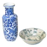 Chinese blue and white vase (late 19th/ early 20th century) and a reproduction bowl Condition