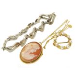 A selection of jewellery, to include a 9ct gold cultured pearl brooch, a 9ct gold bracelet, and a