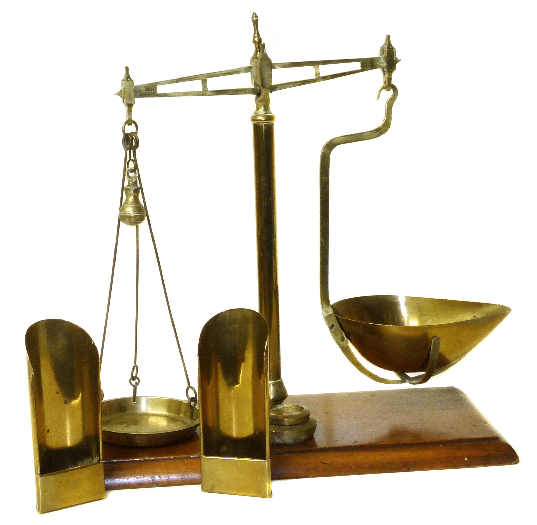 Set brass balance scales by Henderson Brothers. Glasgow, two weights (8oz & 4ox) and two scoops