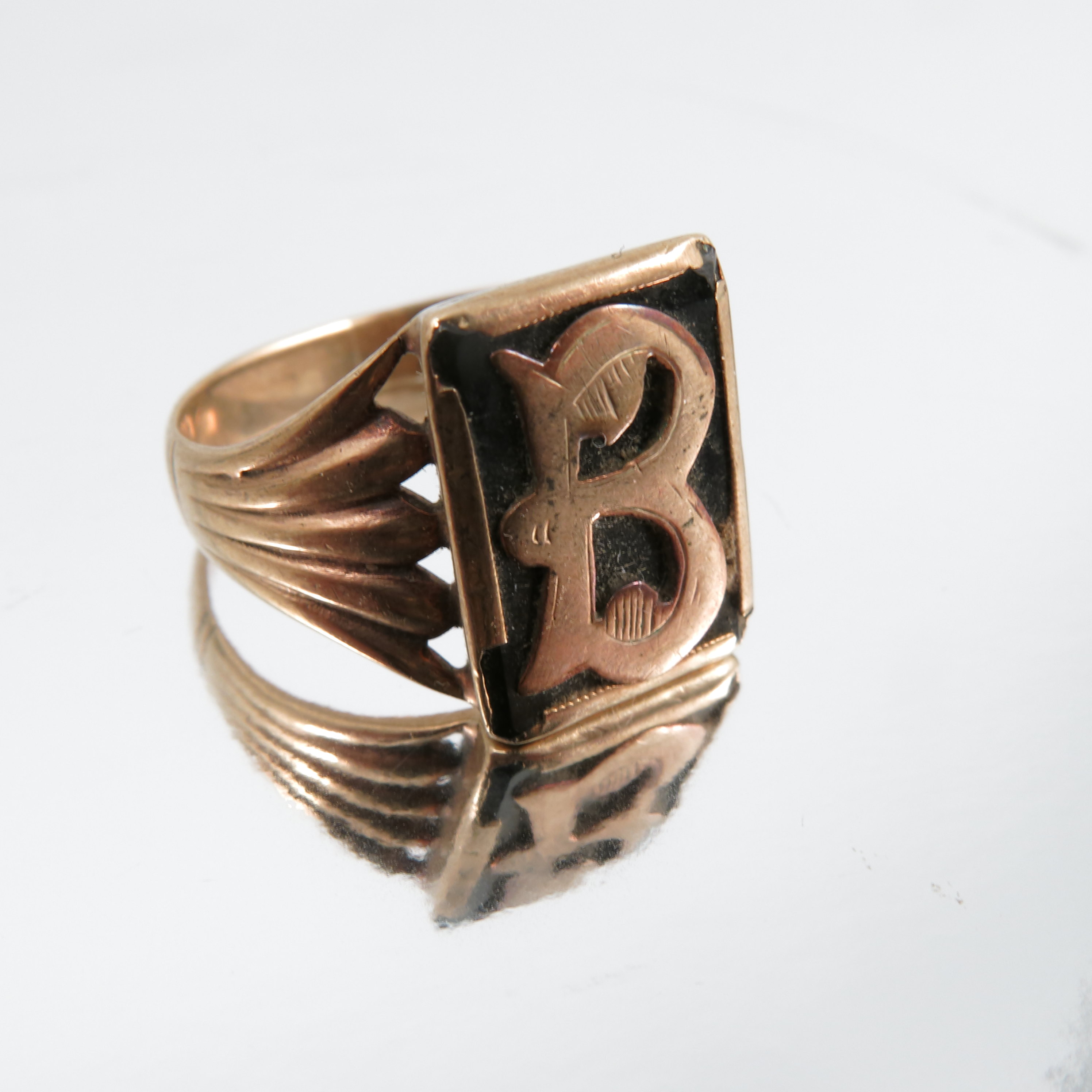 An initial B set onyx signet ring, stamped '9ct', finger size S1/2, 4.7g gross