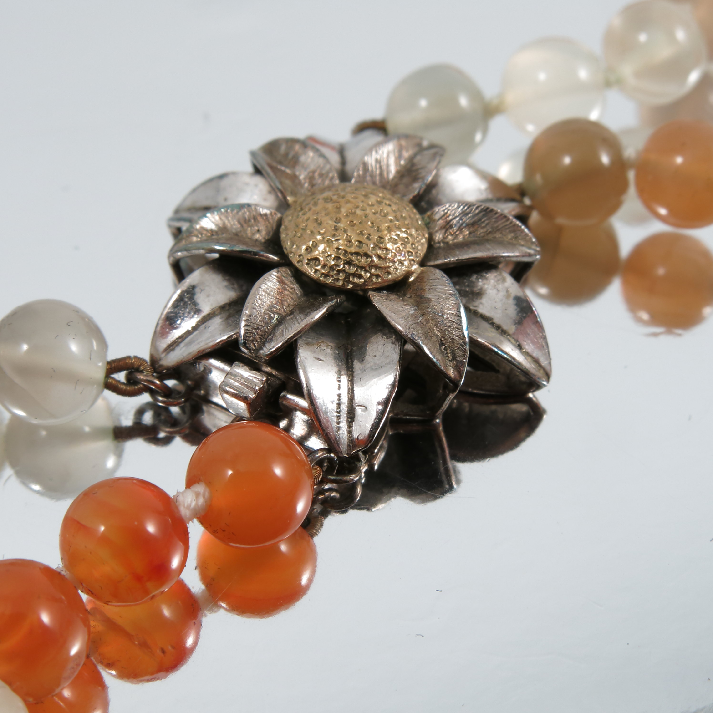 A two row agate bead necklace, to a two colour flower head clasp, stamped '14k' - Image 3 of 3