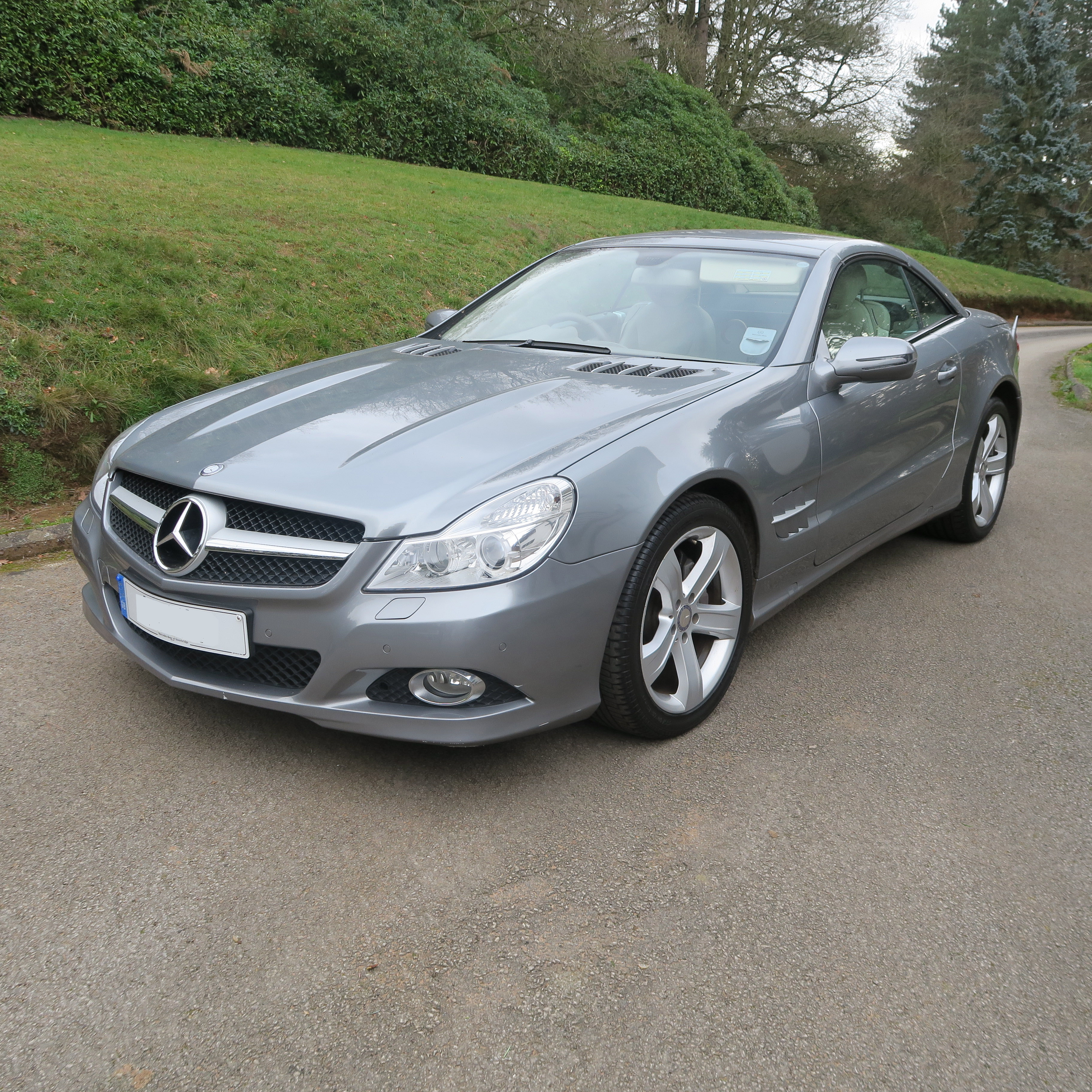 Mercedes Benz SL 350, first registered 17.9.2010, approximately 19,000 miles, MOT to 26.10.19,