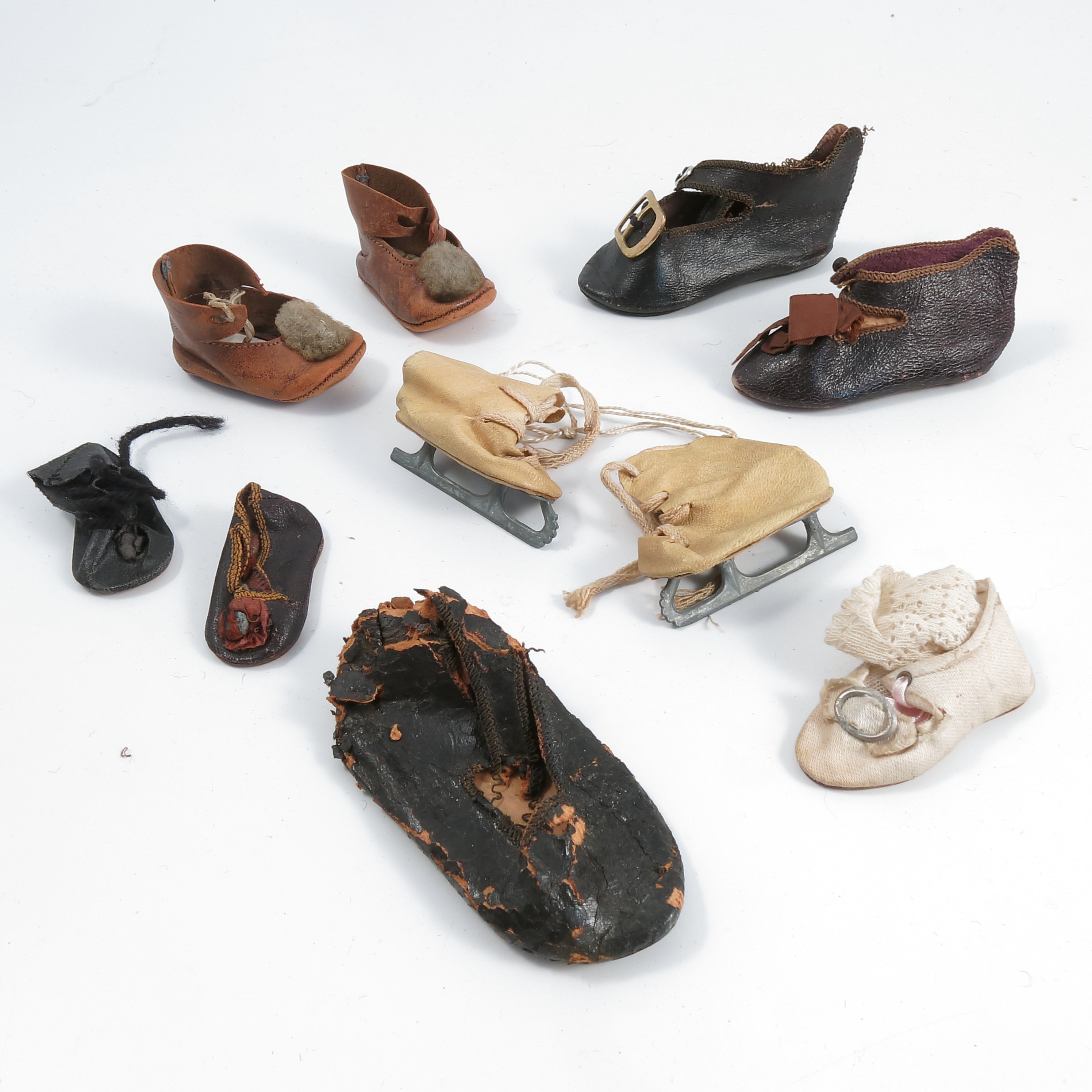 A group of dolls shoes, to include leather examples, some with wooden soles, most with leather soles - Image 2 of 3