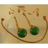 A pair of green agate drop earrings, together with a part of a chain and a pair of simulated pearl