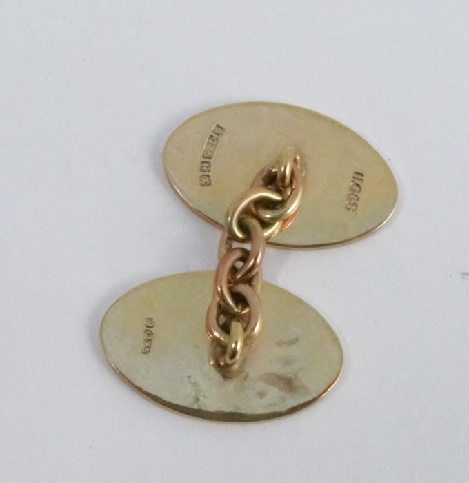 A pair of 9 carat gold cufflinks, the oval panels, one plain, one engine turned, with chain link - Image 2 of 2