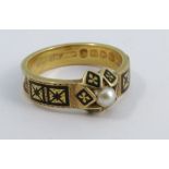 A late Victorian 18 carat gold pearl mourning ring, Chester 1890, set with a pearl (untested and