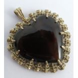 A 9 carat gold mounted agate heart pendant, 3.3cm across, 6.9g gross