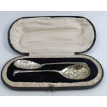 A cased pair of silver berry spoons, Sheffield 1901, weight 1oz