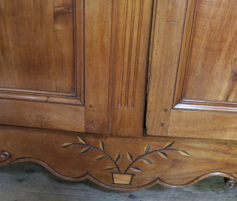 A Continental walnut inlaid armoire, fitted with doors and having inlaid star motif - Image 3 of 4